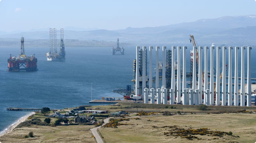 Turbine-monopiles-and-drilling-rigs-in-the-Cromarty-Firth